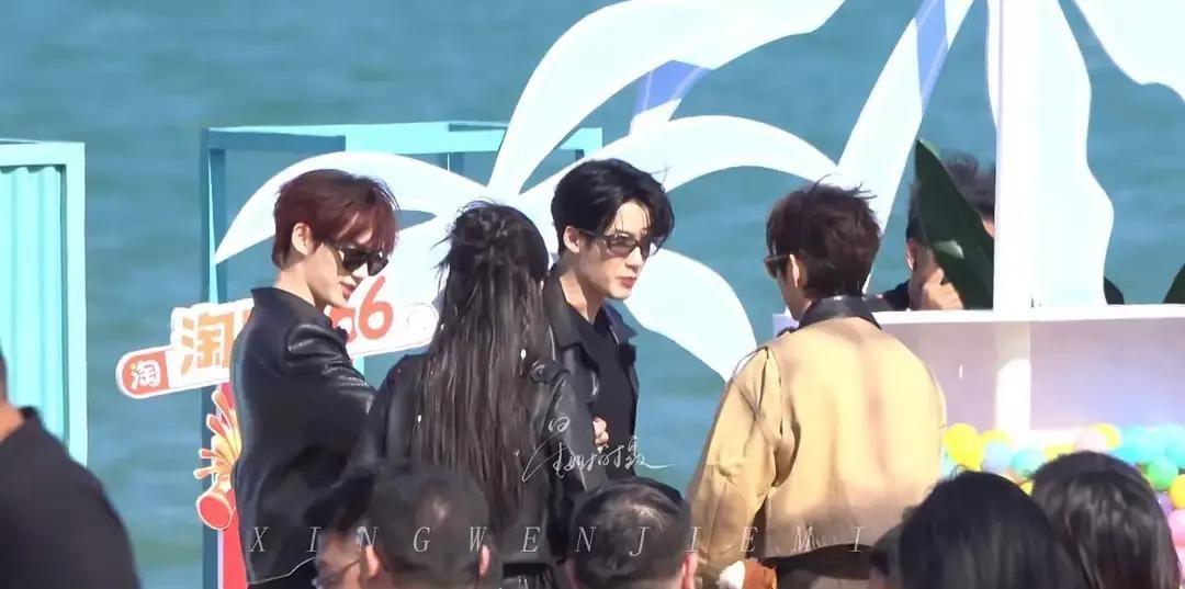 何炅带着孟子义檀健次丁程鑫在长沙录跨年特辑，路透一出直接冲上热搜。四人候场区聊