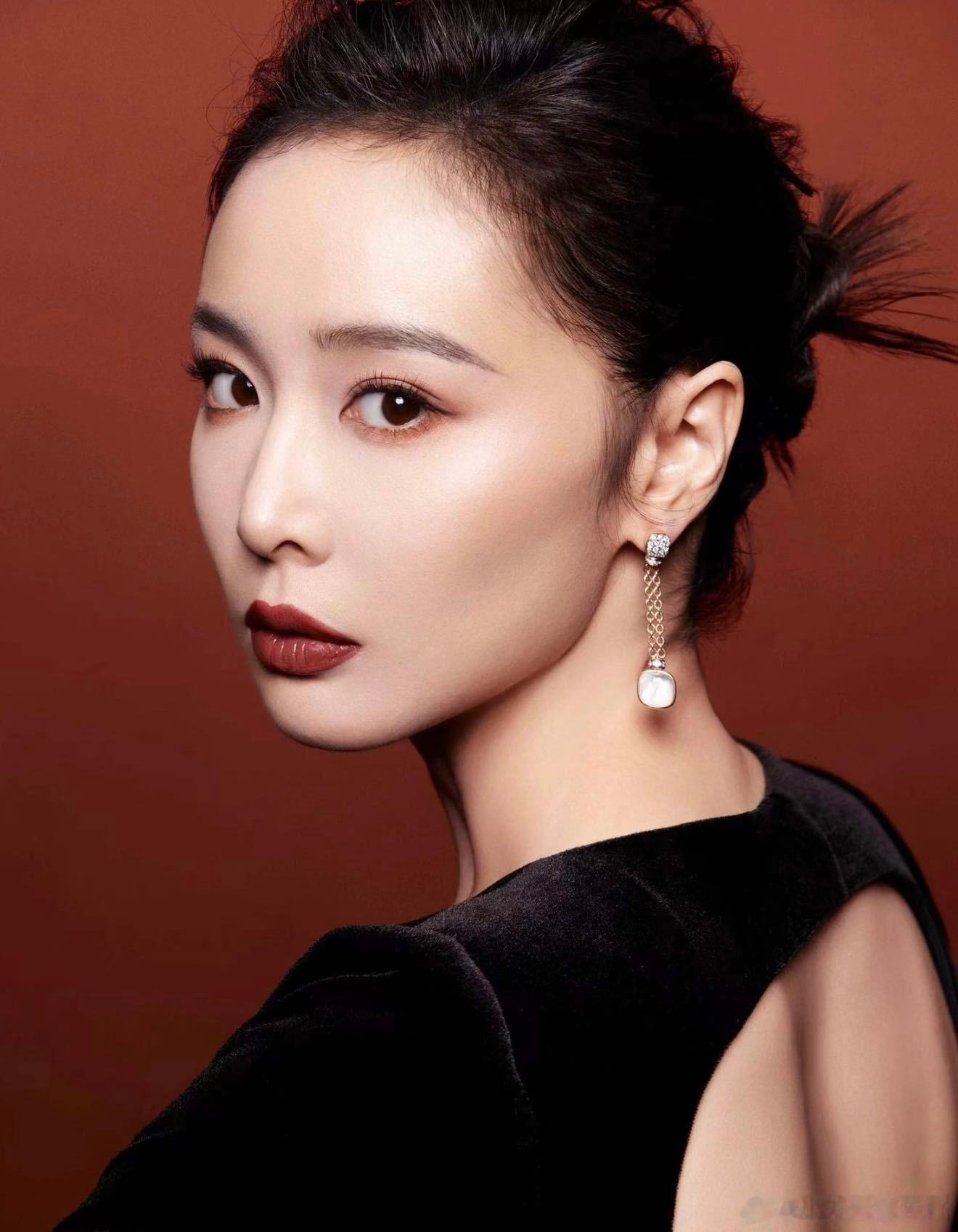 高叶敢接别人不敢碰的角色，而且演啥像啥。你可以说她不是传统的“大美人”路线，却