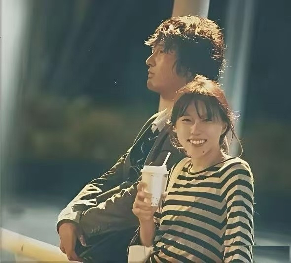 没想到窦靖童留了长发超像王菲，原生脸很高冷，居然一眼看成韩剧女主了。