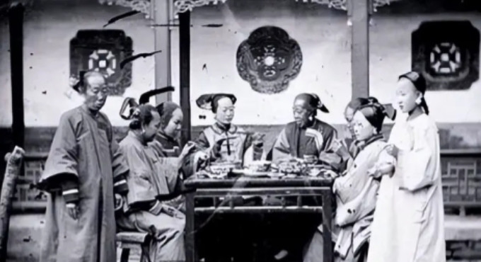 1904年，通房丫李氏，站着侍奉丈夫与正妻长达33年。这日，她正在盛饭。谁知，管