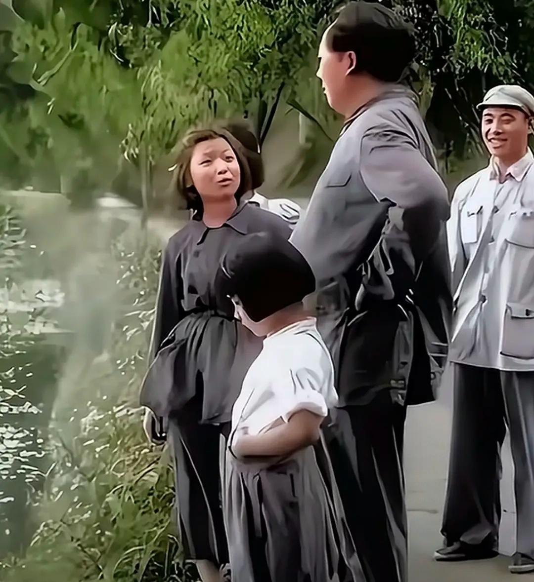 围在毛主席身旁的两个孩子，一个是李讷,一个是叶子龙的长女叶燕。叶燕是叶子龙