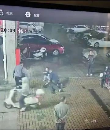 那一刻，他第四次为陌生人按下生命的重启键孩子的哭声，像一根尖锐的针，瞬间刺破