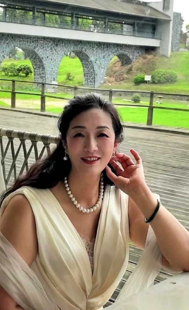 许建华的2亿神话，只撑了90天。首播那晚，她镜头前一滴泪，后台涌进十万人。手机