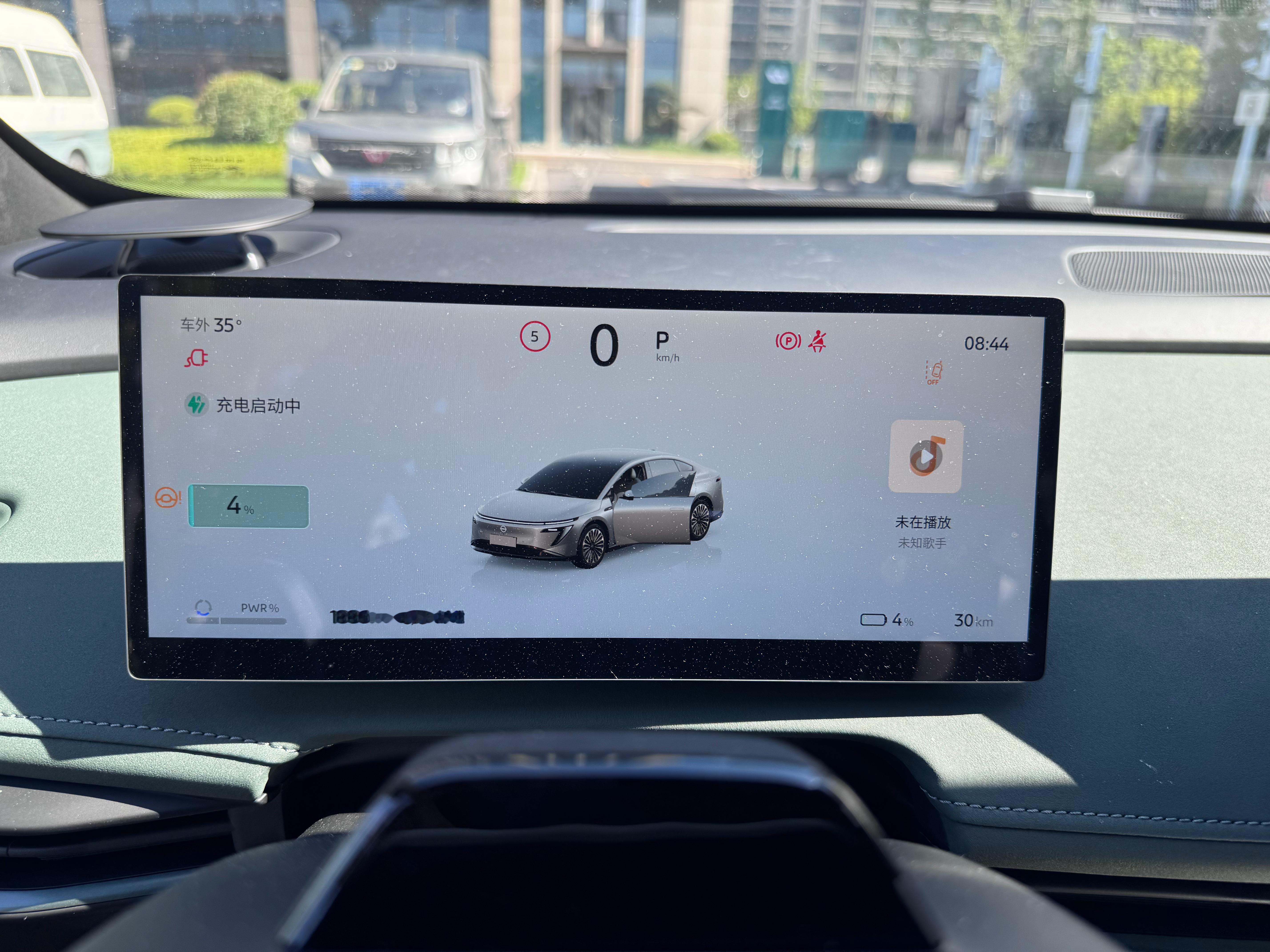 电量只剩4%，但一点不慌[吃瓜]早上赶紧充上，半小时补能413km。现在主流桩2