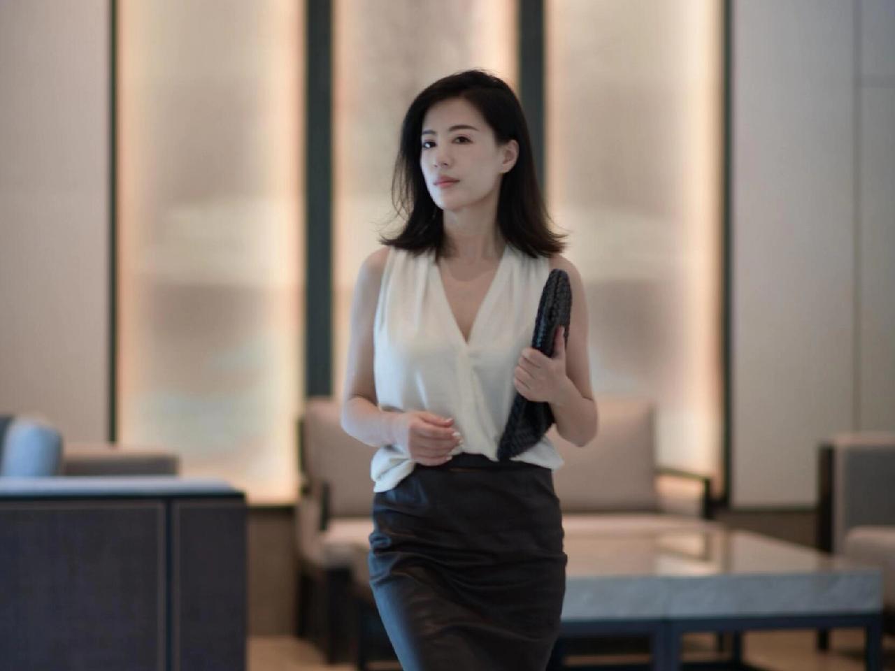 莺啼序·都市行思作者Ⅰ朱珠晴光漫穿楼宇隙，白衫衬风轻举。黑裙垂、裹住腰