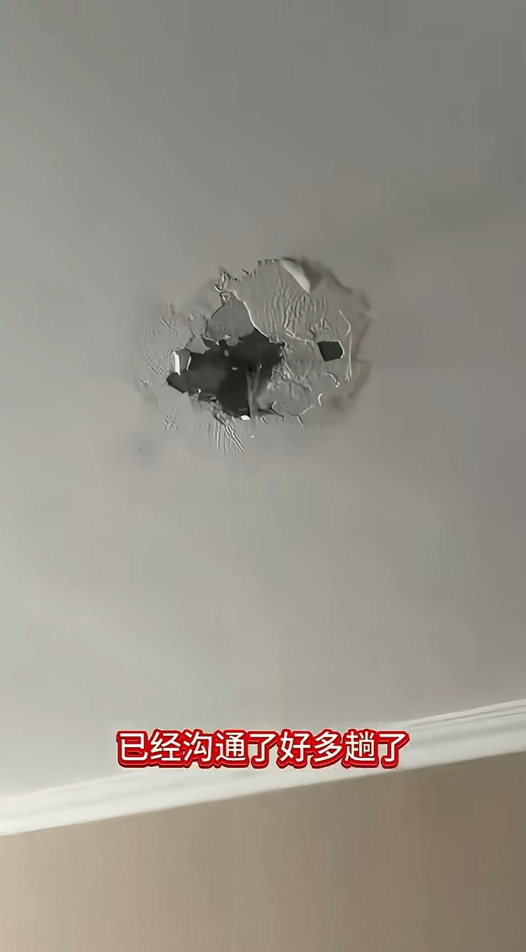 房间天花板出现滴水现象，住在这层的男子遂与楼上邻居沟通，然而多次交涉均无成效，这