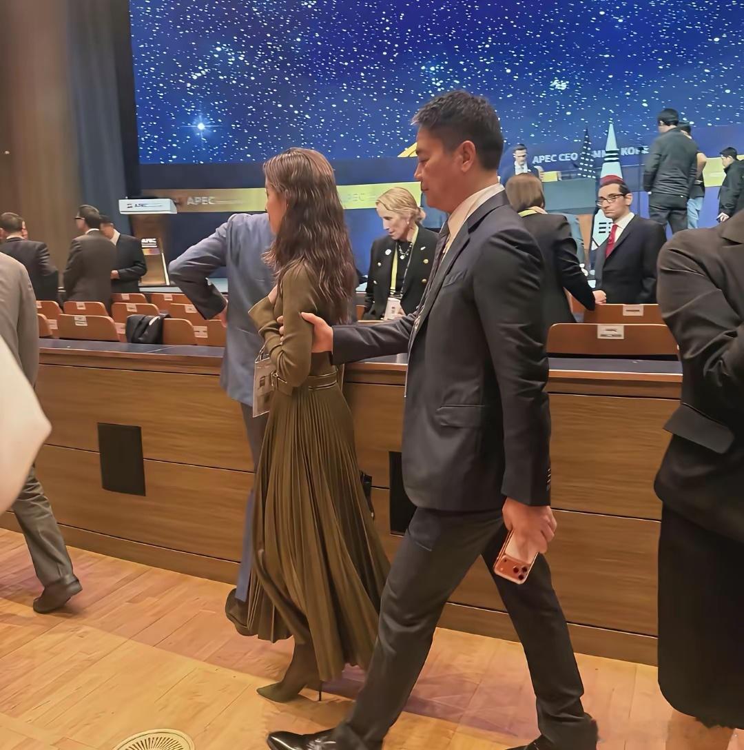 东哥这波操作，把“大佬的反差萌”玩明白了！会议刚结束，奶茶妹妹头也不回往前冲，