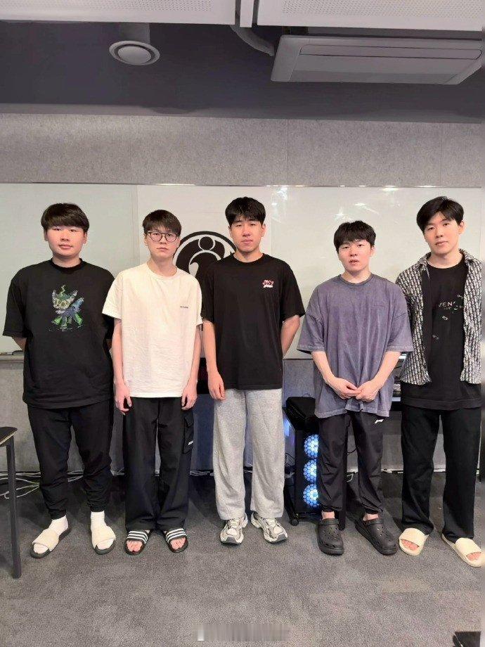 IG晒选手合照：抓兄弟们来张中秋节合照，祝大家中秋节快乐iG中秋一起过的呀？看来