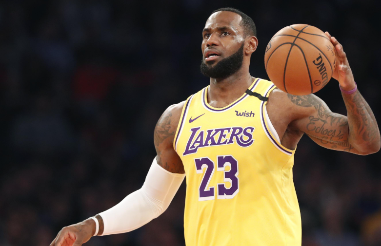 我认为詹姆斯大概在这赛季或者下赛季之后退役。退役的主要原因有两个，一个就是他