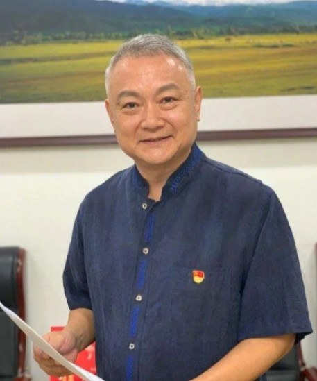 一次，欧阳奋强去参加饭局，一个老板冷嘲道：“你这20年除了演贾宝玉，就没有一个像
