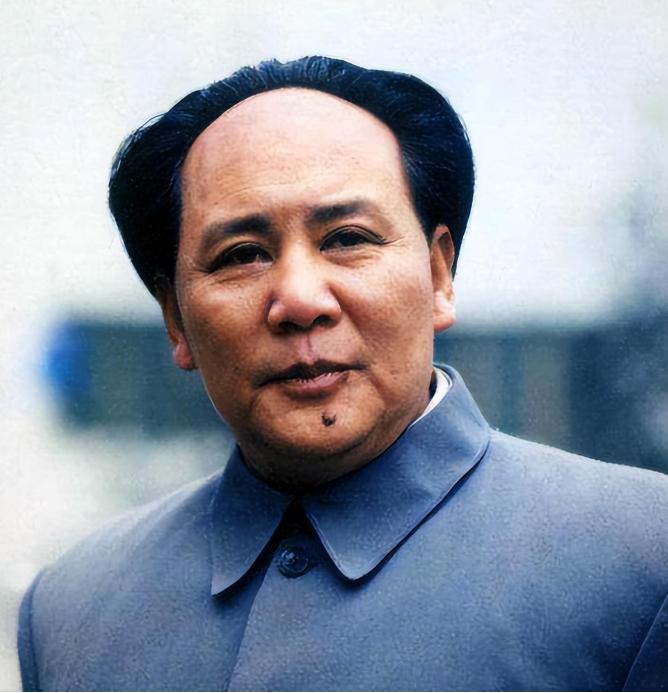 1993年，毛主席特型演员古月访问美国时，遭到台湾记者的刁难：“你什么时候来台湾