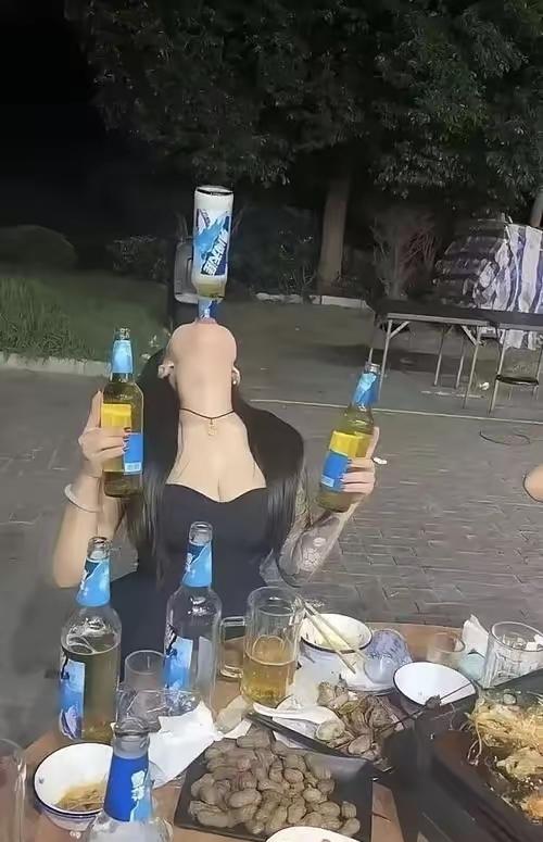 很多人有酒瘾，在酒桌上乱喝，烂喝！有的人自己在家也喝，不喝难受！我同学他爸喜欢喝