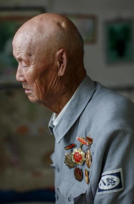 1942年，八路军小战士杨启俊偷偷来到日军据点，准备取出藏在石头中的情报，就在拿