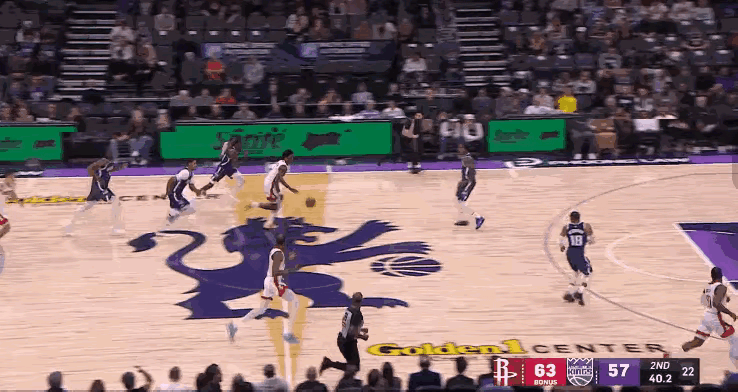 威少有时候就是这样，让人感觉到无厘头。明明已经抢断了一个好球，结果脑袋一热，突