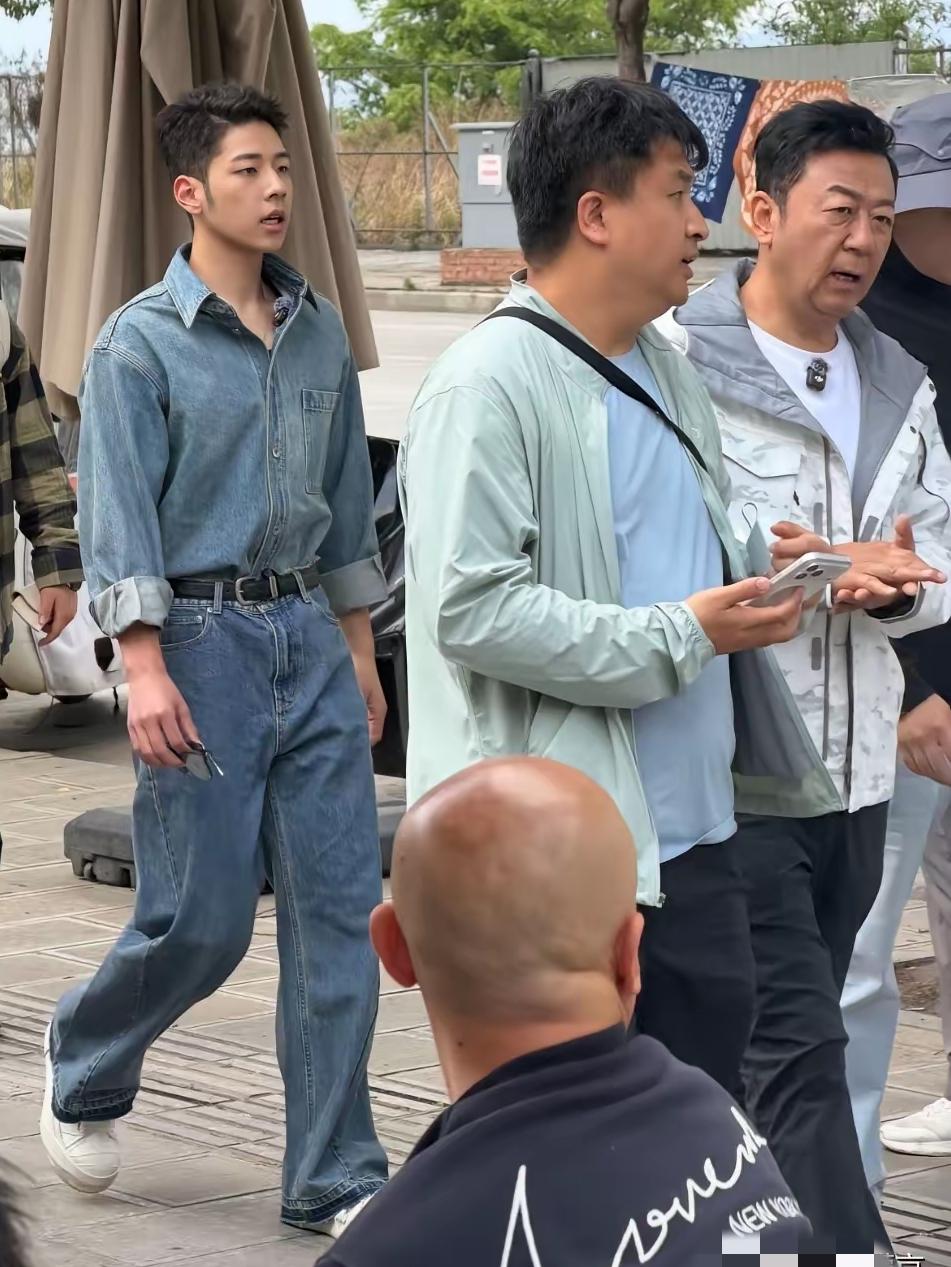 果然，走路着最能看出一个人的气质。郭涛儿子石头，跟在爸爸身后抬头挺胸，板板正