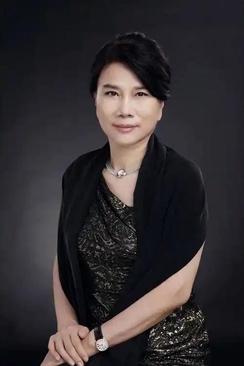有句话说：“女人一定要明白，除了你老公，其他任何男人主动接近你，找你聊天也好，请