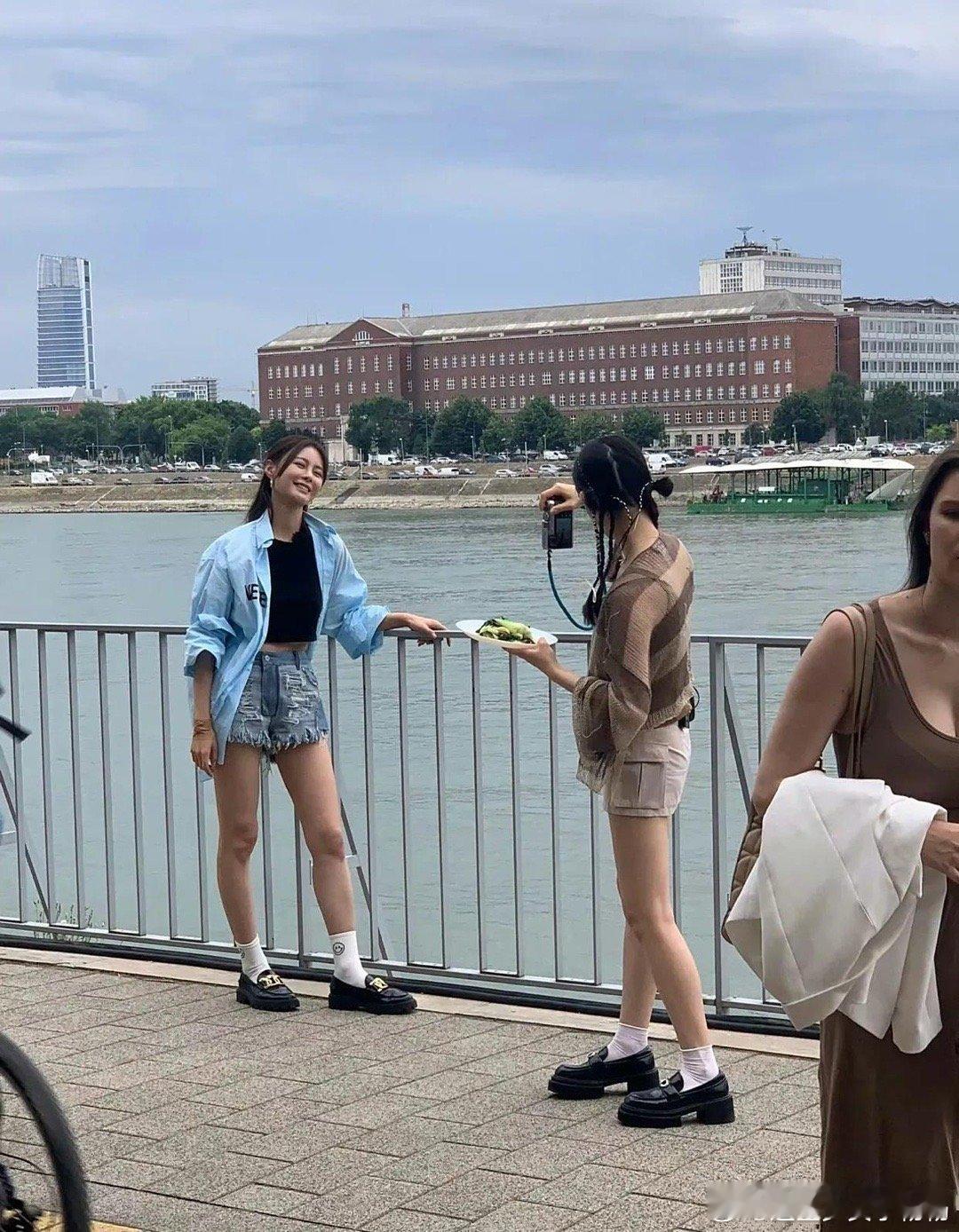 林允、沈梦辰《中餐厅》路透曝光，沈梦辰肤色相较其他女星偏黑些，不过各有特色啦​
