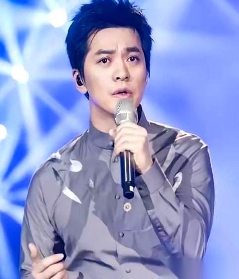 节目录制现场，灯光晃眼，汪涵把话筒递过去，随口一问：“李健，你清华毕业，第一份工