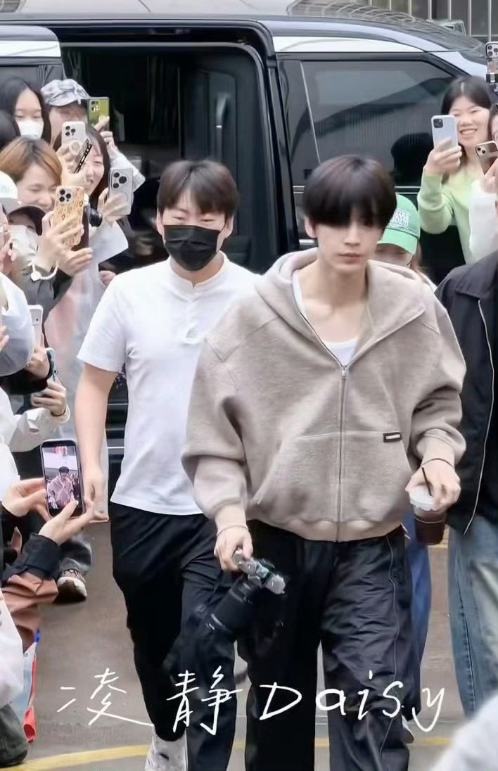 张凌赫×今日《归鸾》剧组上班路透饭拍📸张凌赫素颜状态张凌赫今天素颜好性