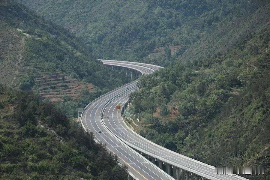 不少跑高速的朋友都会发现一个有意思的现象：国内高速公路明明地势平坦，却每隔三到五