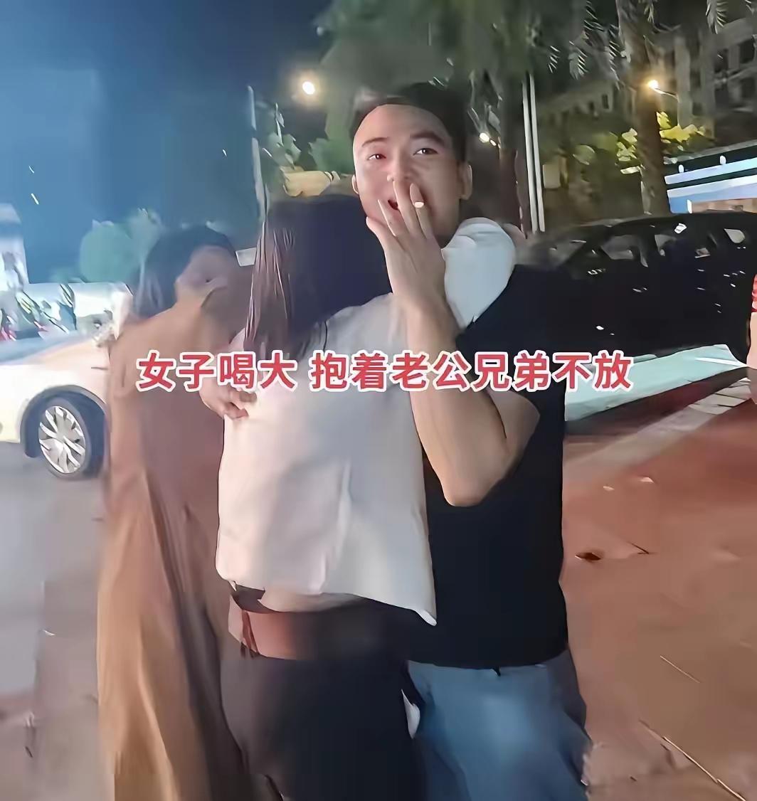 女子喝酒后这样做，在场的人都想不到，毫无底线的事开始了，什么风开始刮起来的？5
