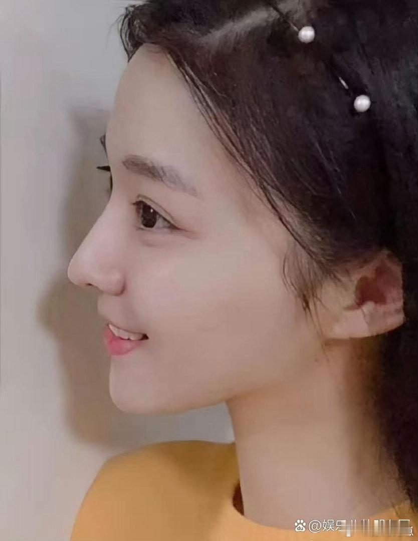 王楚然学生时期颜值封神，素颜自带纯欲氛围感，从小美到大，妥妥校花天花板。