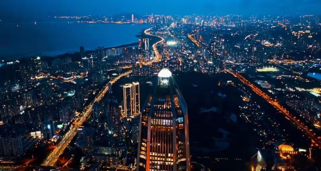 中国顶尖的十大科技公司：  第1名→华为，总部深圳 第2名→腾讯，总部...