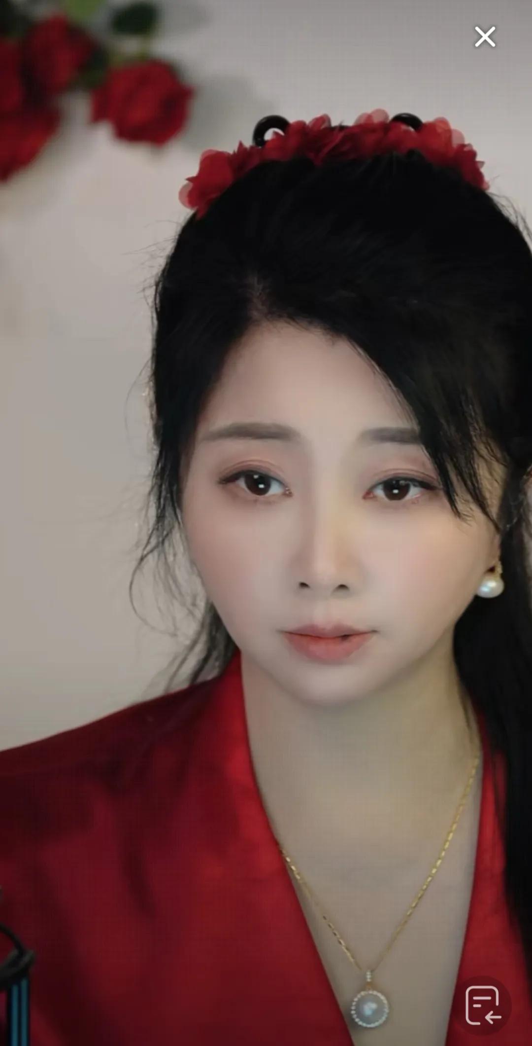 这么一个红极一时的演员，如今难道也沦落到只能开这样毫无意义的直播吗？殷桃，曾经