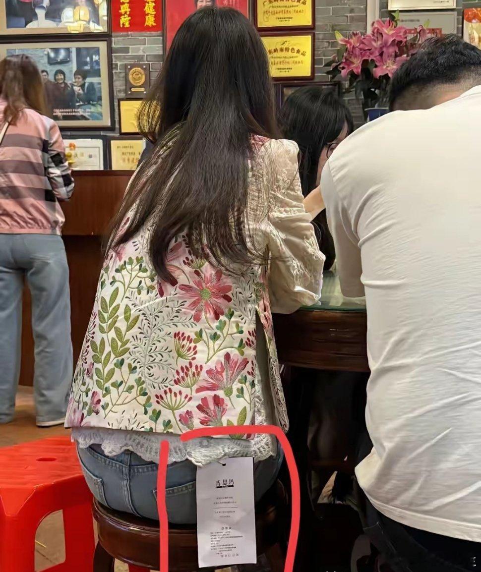 被“穿完就退”的骚操作坑惨了，商家们也开始“整活”了！最绝的一招：把吊牌做成巴掌