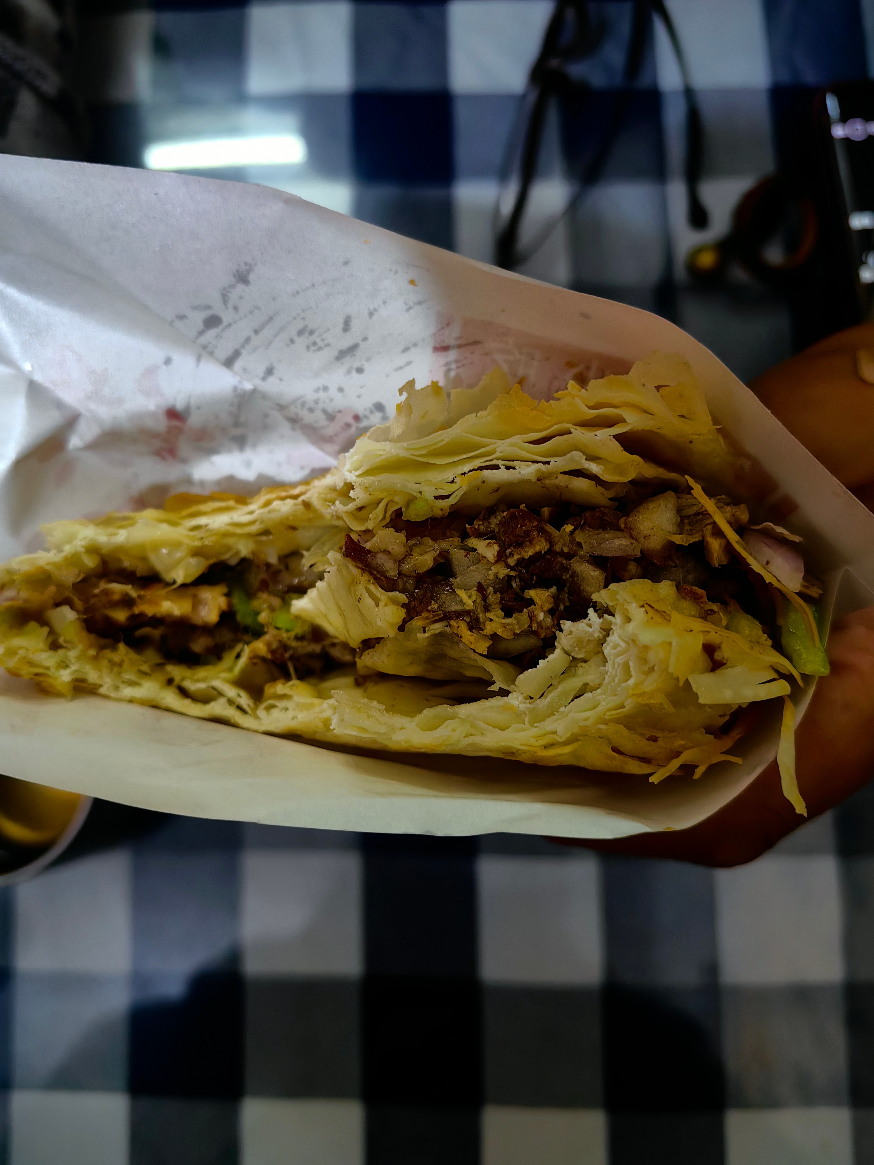 *在路上*洛阳的小吃...毛肚，平常吃无感，洛阳的觉得还不错...小摊儿上的烤饼