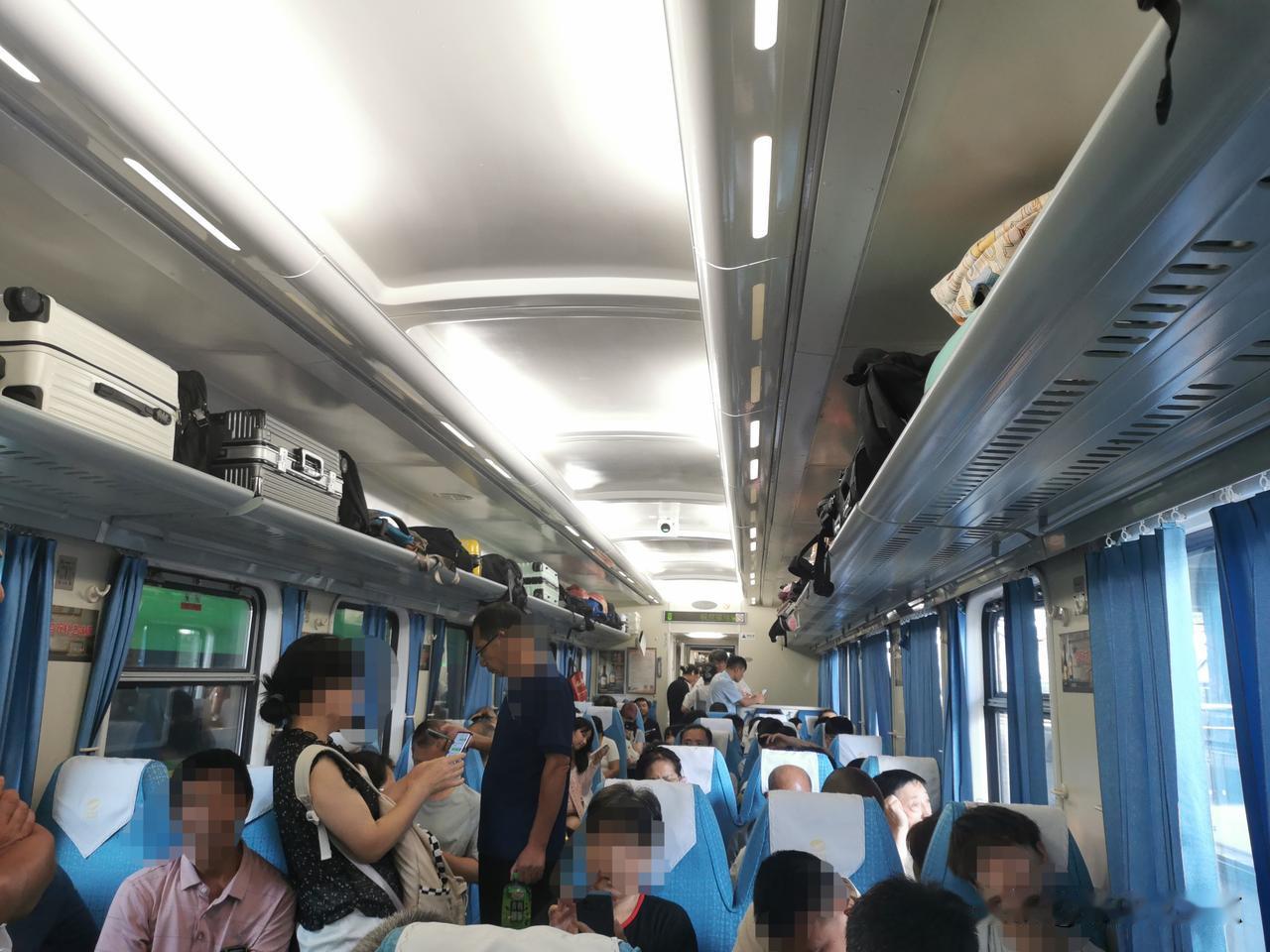 坐了半辈子火车了，头一回遇到这样的怪事儿！7月27日，我坐中午12点29分T5