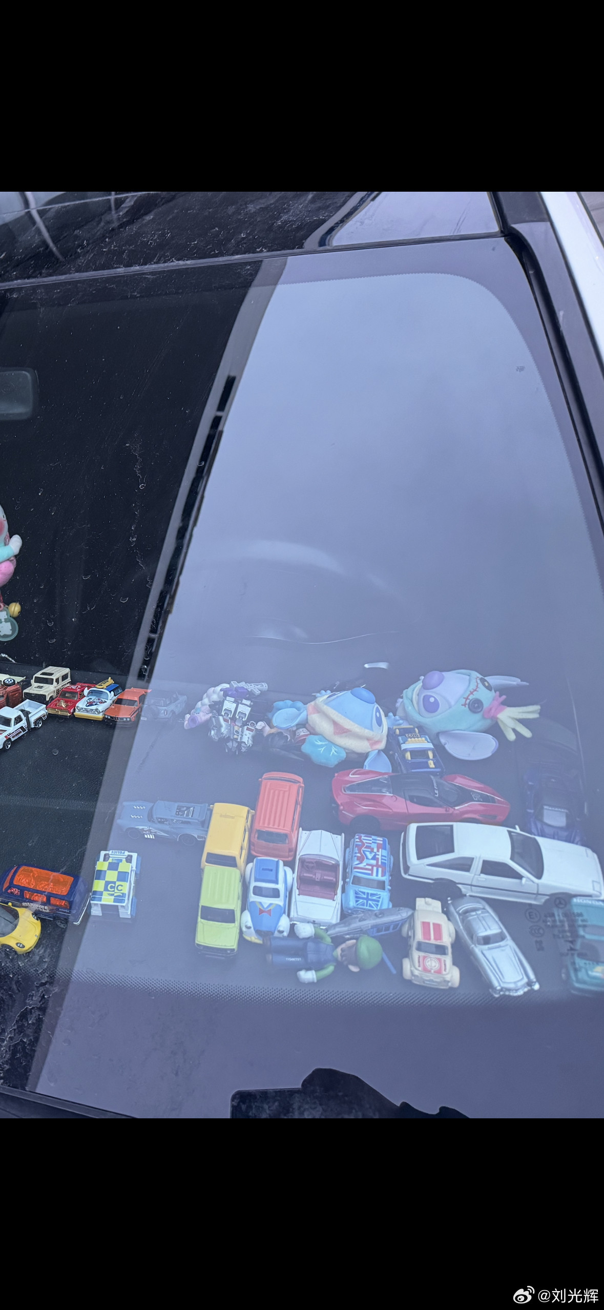 路边看见的，应该是个汽车爱好者。但这么摆放，太吓人了，发生个碰撞或者气囊弹开，这