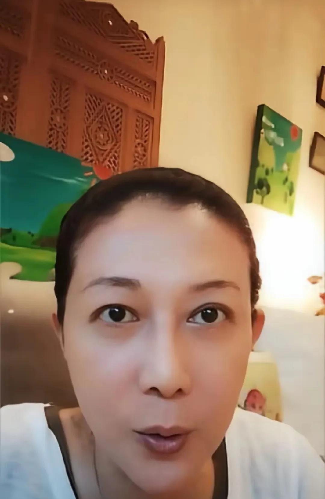 52岁吴绮莉直播惊现紫嘴唇！自曝心脏不好还抽烟，劝粉丝：别碰电子烟，一口就晕！