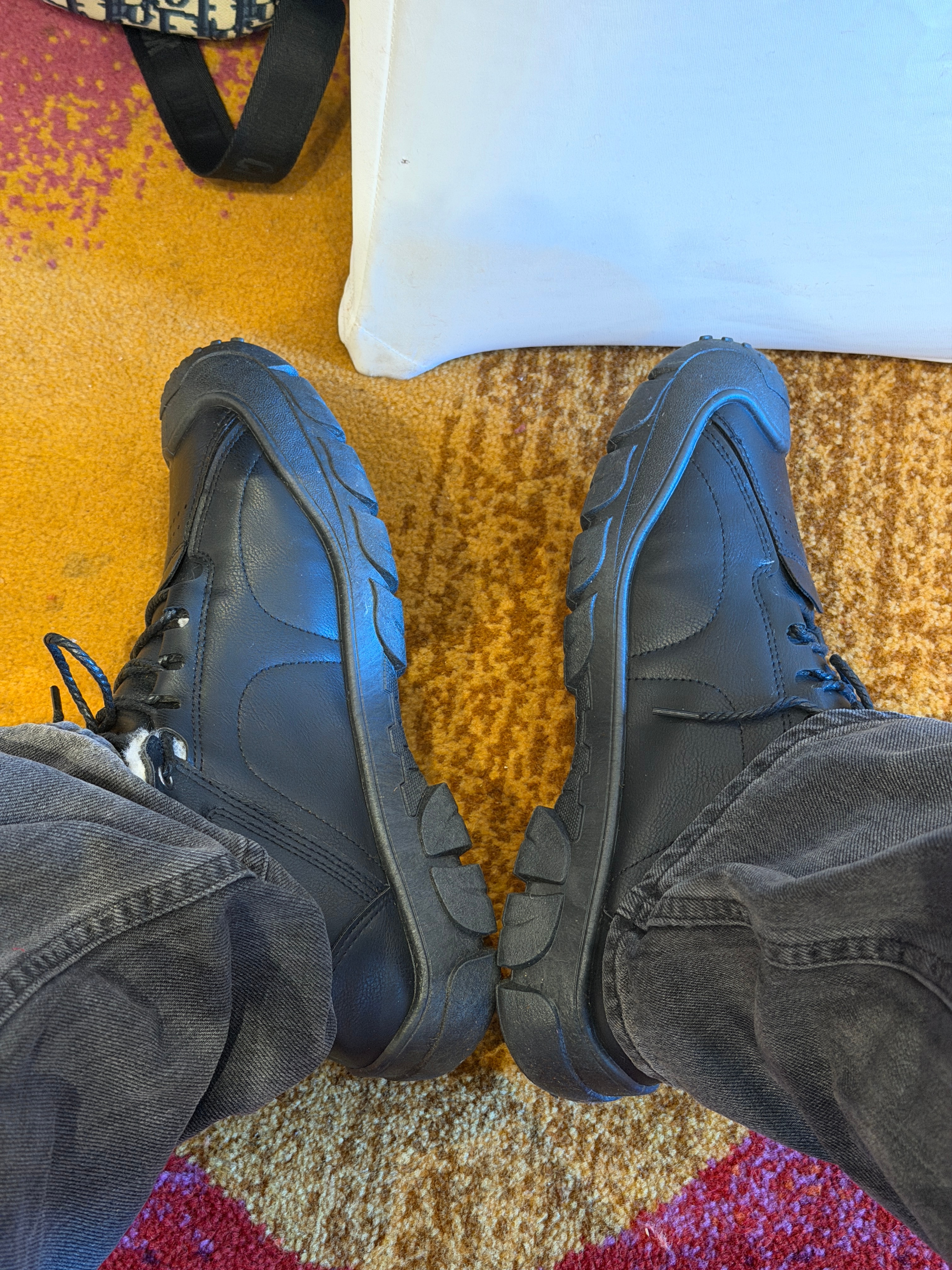 黑河还是太冷了，花49块8买了双棉鞋。