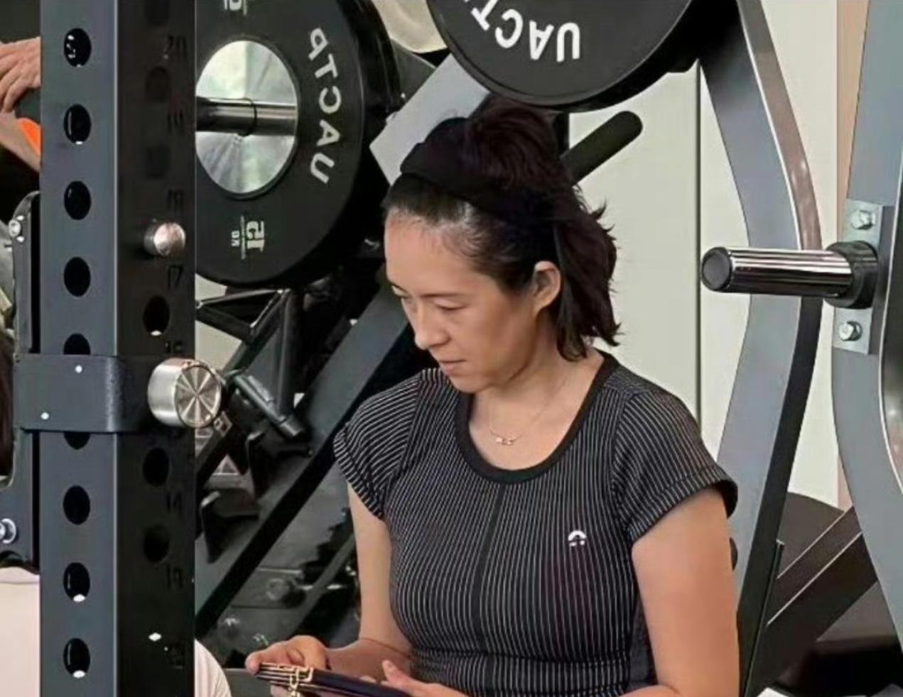 47岁章子怡在健身房被偶遇，脸部素颜，整个人看起来状态很好。​