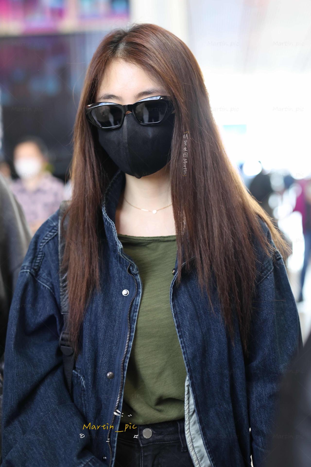 谭松韵街拍，牛仔外套配小黑裤很显腿长！oversize深蓝色牛仔外套自带松弛感