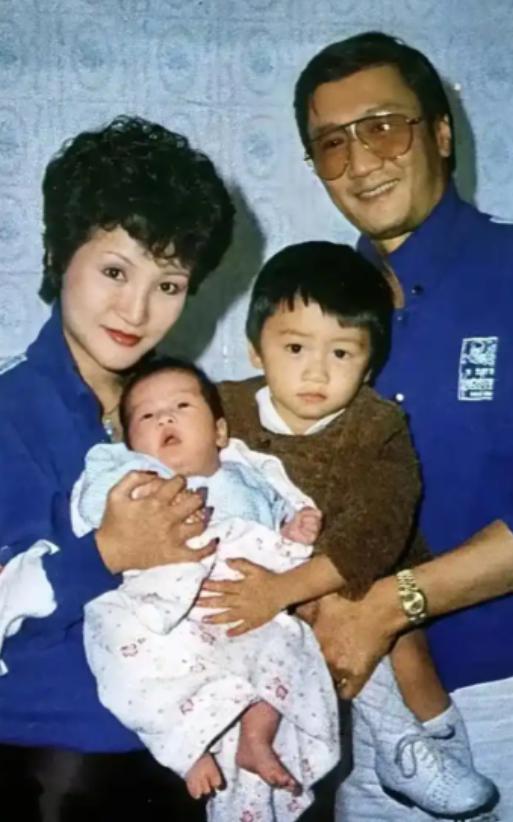 狄波拉作为谢贤之前的爱人，1979年成亲前，谢贤追她追得全城皆知，那会儿是出了名