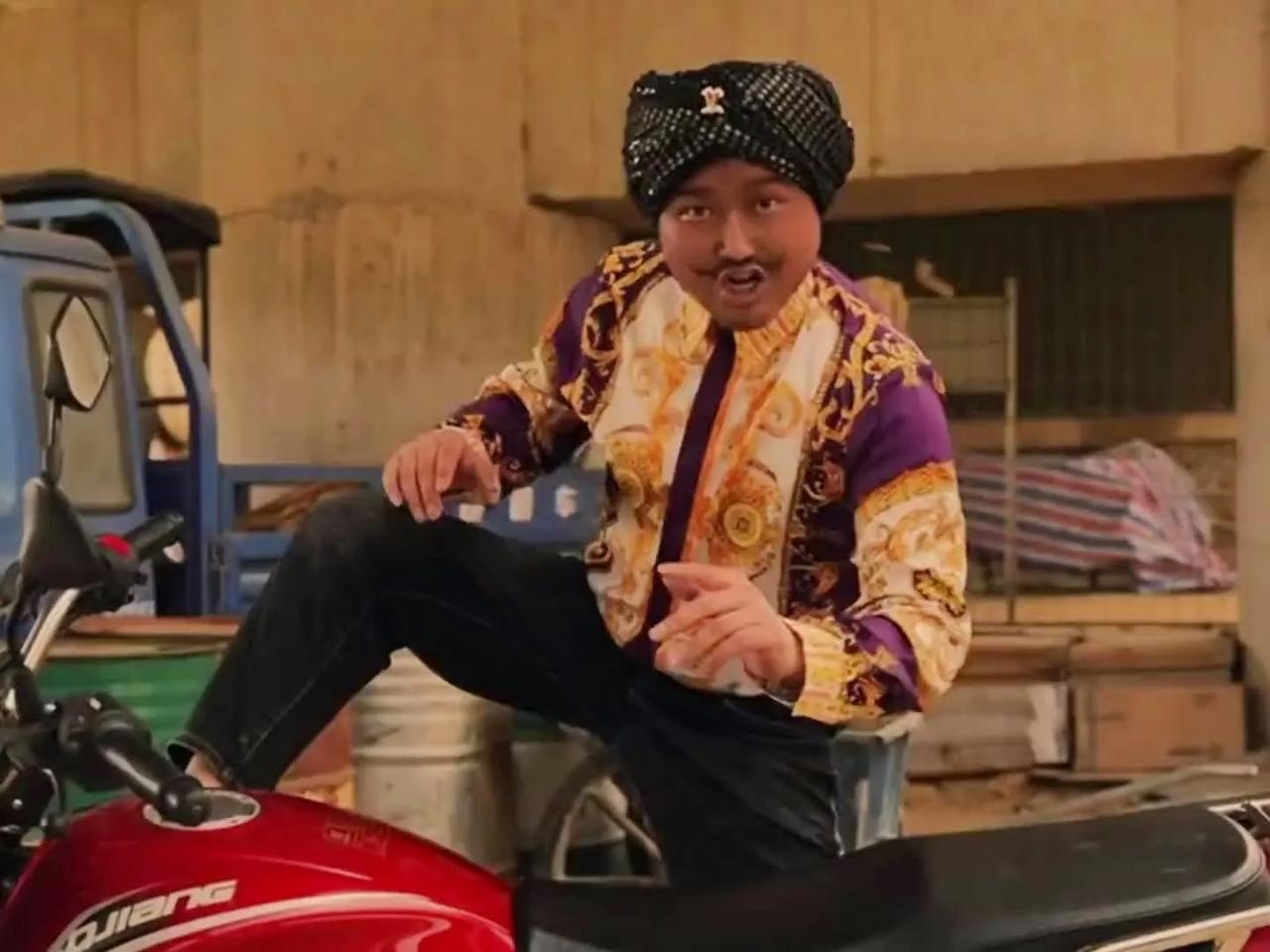 今天聊聊走红全球的趣味博主——豪哥哥。这位安徽博主坐拥抖音1700万粉丝，