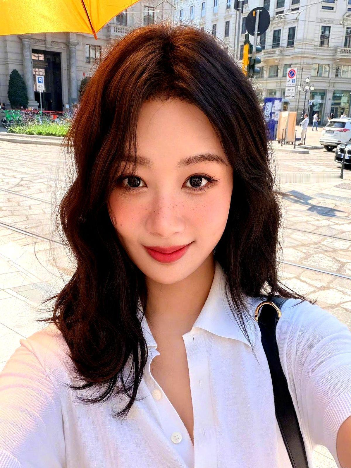 杨紫鼻子上这是长斑了吗？她拿到白玉兰视后转身就在社交平台上甩出几张自拍，嘴角咧