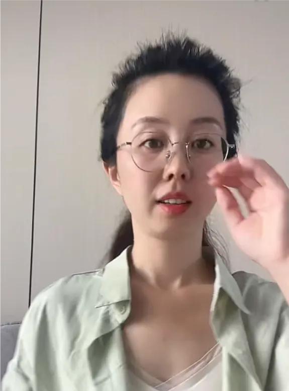 田静今天中午用小号直播，直播间大概300多人！田静说平常太忙了，孩子天天在家还