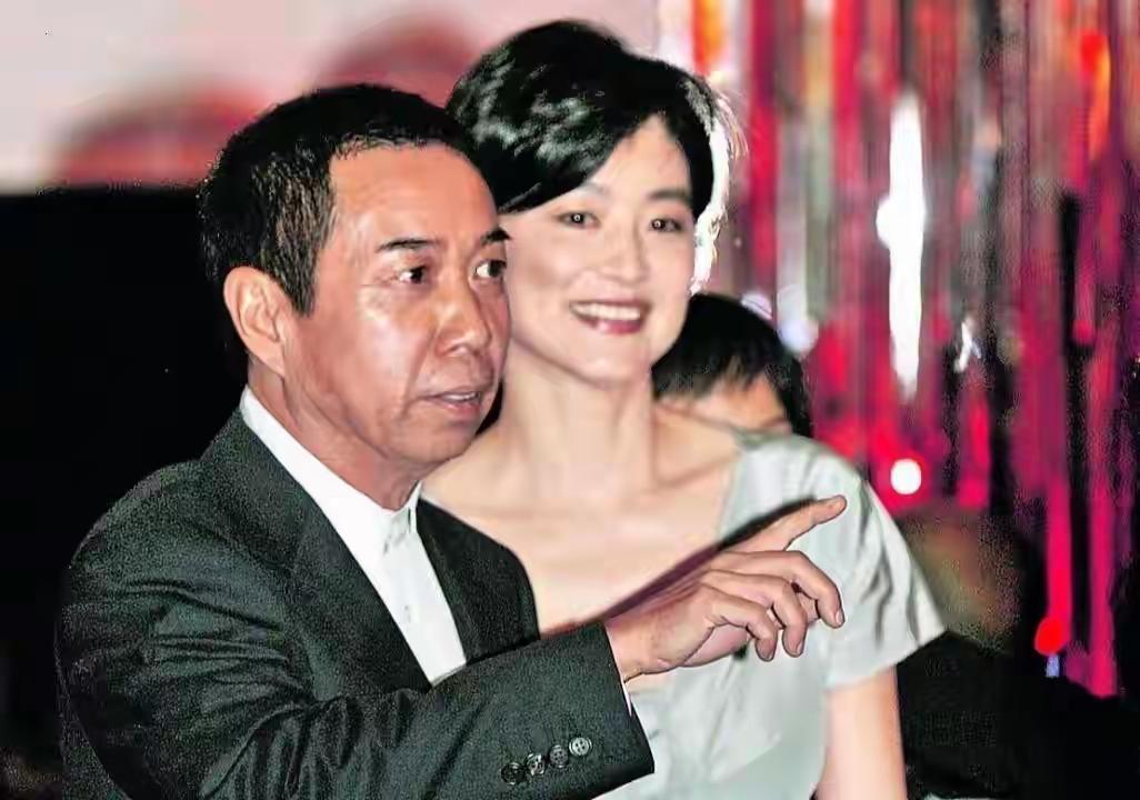 清新脱俗的林青霞自从嫁给富商邢李源后，渐渐的一步步便成为幸福满满的寻常妇人一般模