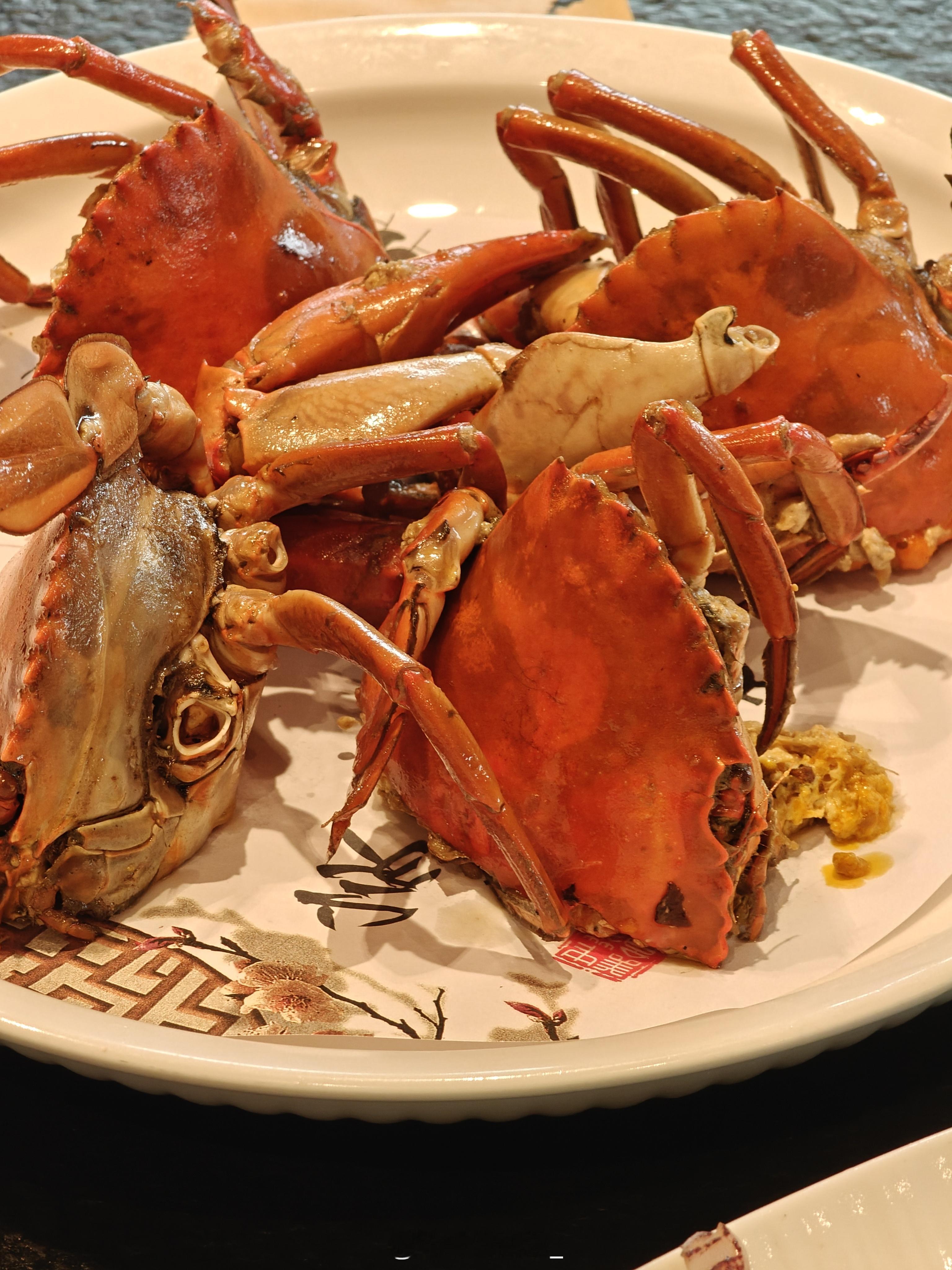 中午来蔚来用户开的一家海鲜小炒店，煎蟹真不错