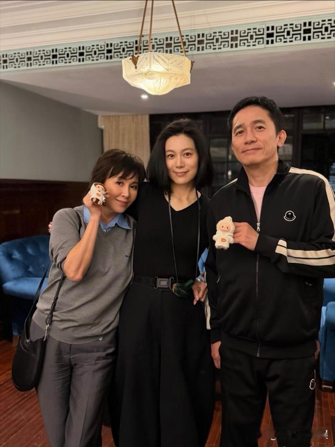 64岁梁朝伟跟老婆刘嘉玲去上海朋友家做客，他状态忒好，瞅着可年轻了，身姿笔直，没油腻感，依旧超帅！​