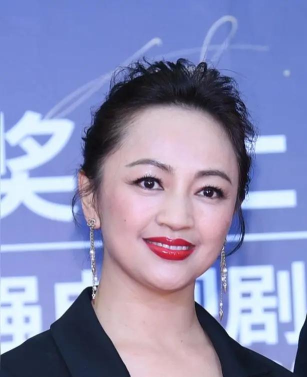 2026年，华谊申请破产，罗海琼手里那54万华谊股，从70块跌到1块7，但她愣是