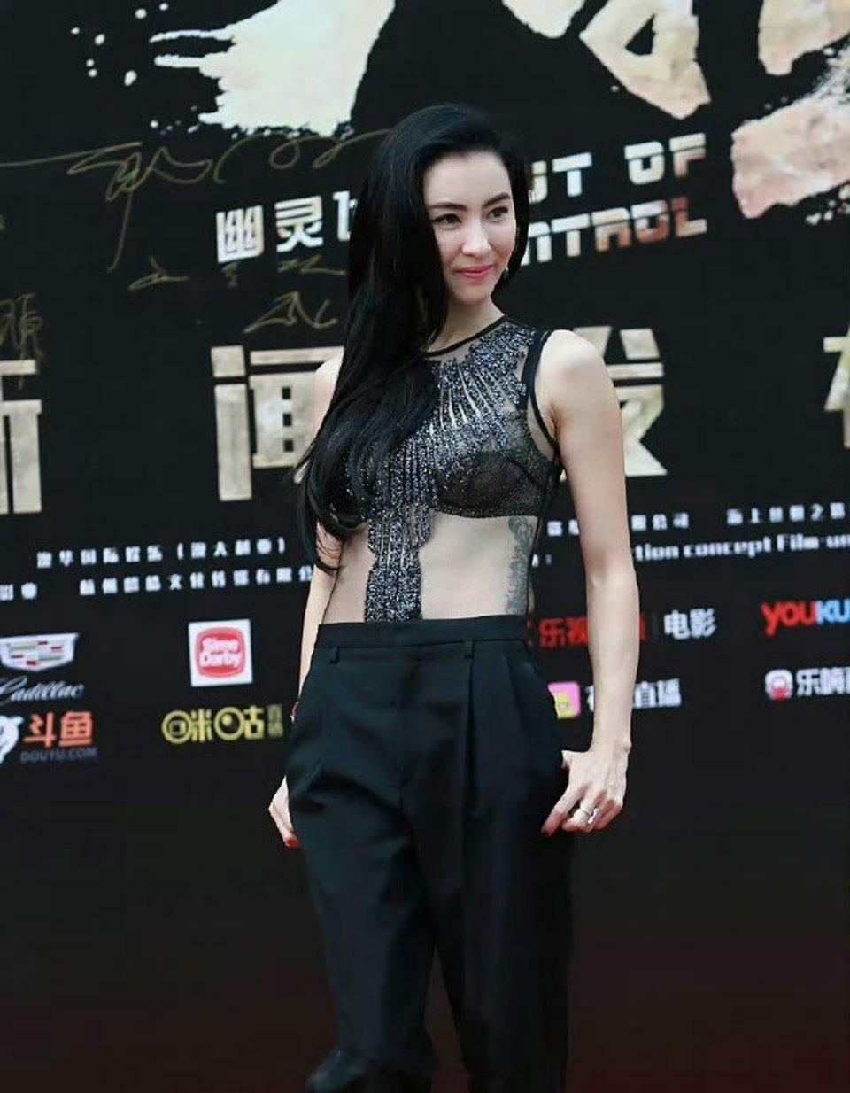 张柏芝身上的纹身到底是什么意思，没人发现她的胳膊肌肉很man吗？