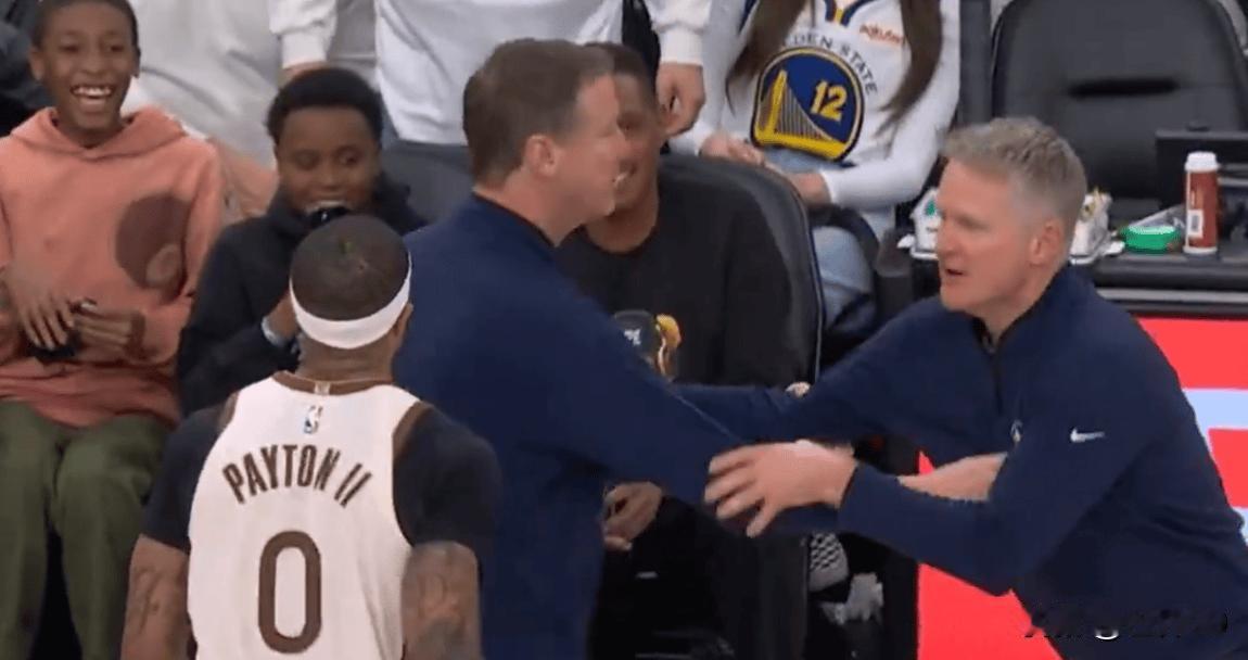 快船勇士四节爆争议！科林斯干扰球漏判+库里送罚球，科尔抗议遭驱逐2026年