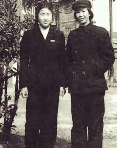 晚年，贺子珍与女儿李敏的一张合影，贺子珍双手插兜，身形消瘦！李敏与妈妈贺子珍