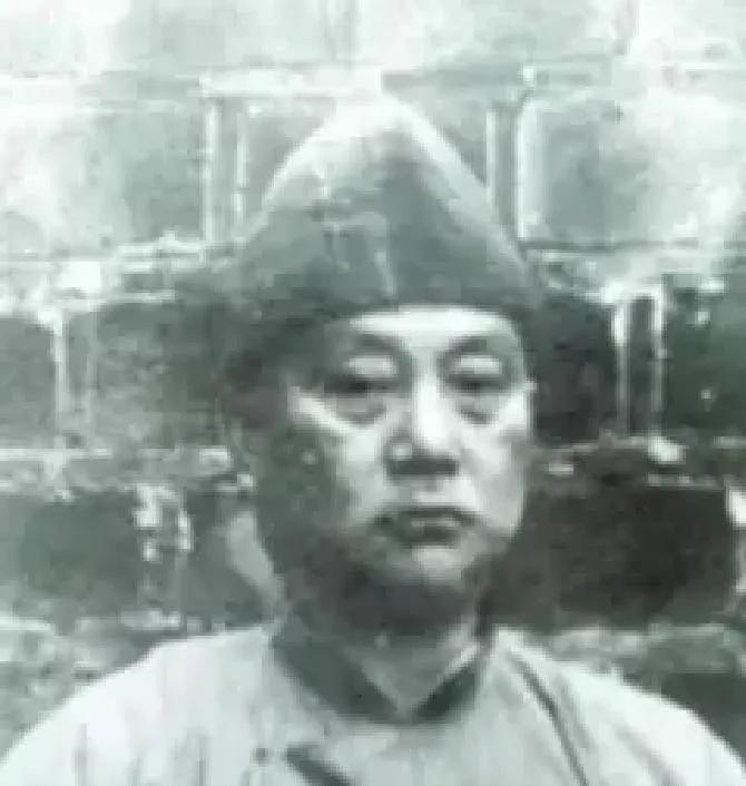 1950年，昆明刑场上，国军中将周磐即将被处死。枪决前，他他突然喊道：“我手里一