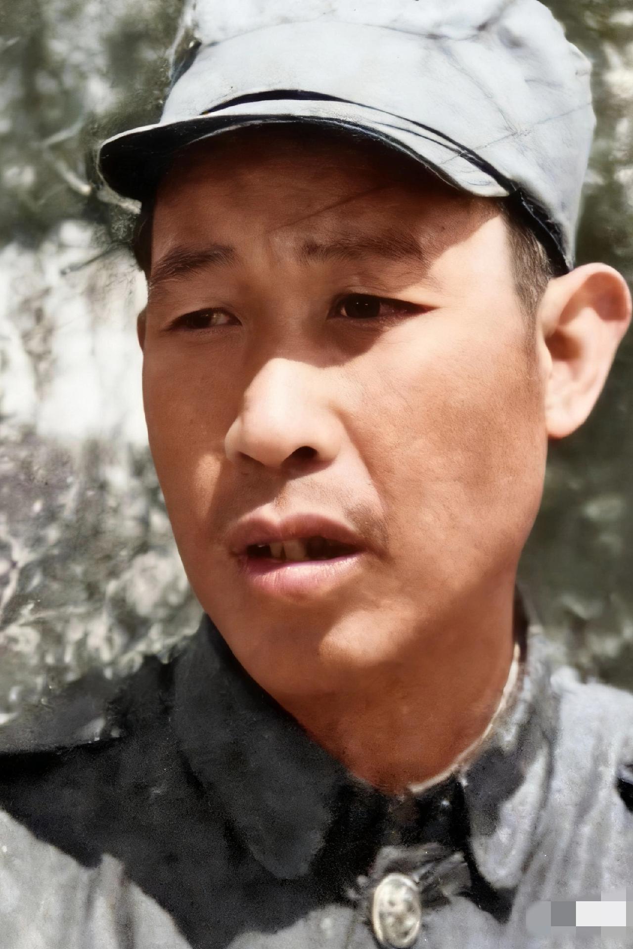 1948年辽沈战役期间，被俘的国军少将李安留下了一张罕见的留影。照片中的他没了往