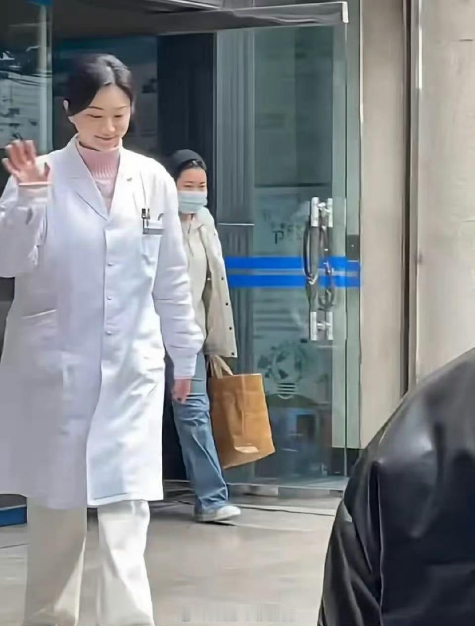 36岁的景甜增肥之后，变化那叫一个大！最近有人在医院偶遇到她拍戏，当时她穿着白大